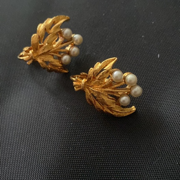 Faux Pearl Gold Tone Clip earrings - Picture 2 of 3